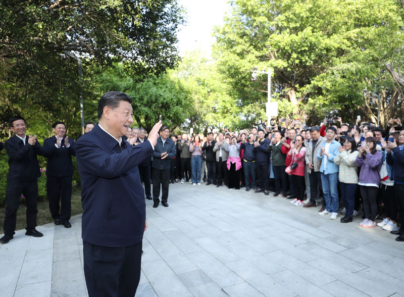 3月22日至25日,中共中央总书记、国家主席、中央军委主席习近平在福建考察。这是24日下午,习近平在福州福山郊野公园考察时,向市民们招手致意。新华社记者 鞠鹏 摄