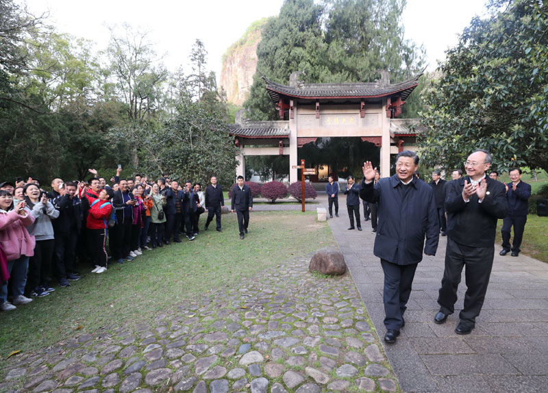 3月22日至25日,中共中央总书记、国家主席、中央军委主席习近平在福建考察。这是22日下午,习近平在南平武夷山朱熹园考察时,向游客招手致意。新华社记者 王晔 摄