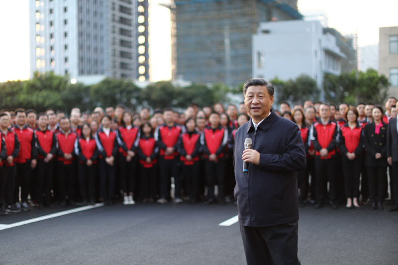 3月22日至25日,中共中央总书记、国家主席、中央军委主席习近平在福建考察。这是24日下午,习近平在福州福建福光股份有限公司考察时,同企业员工亲切交流。新华社记者 鞠鹏 摄