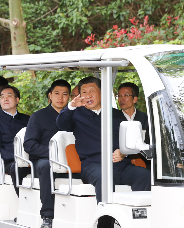 3月22日至25日,中共中央总书记、国家主席、中央军委主席习近平在福建考察。这是24日下午,习近平在福州福山郊野公园乘坐电瓶车实地了解郊野福道风貌。新华社记者 鞠鹏 摄