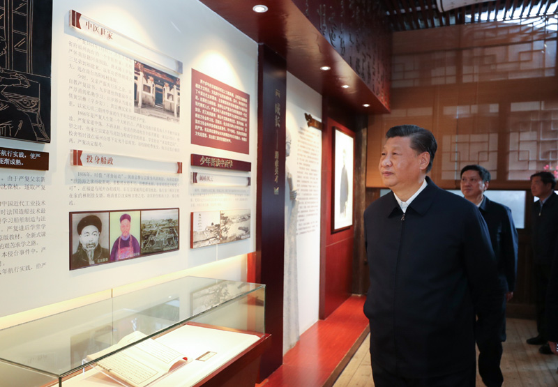 3月22日至25日,中共中央总书记、国家主席、中央军委主席习近平在福建考察。这是24日下午,习近平在福州三坊七巷历史文化街区参观严复故居。新华社记者 鞠鹏 摄