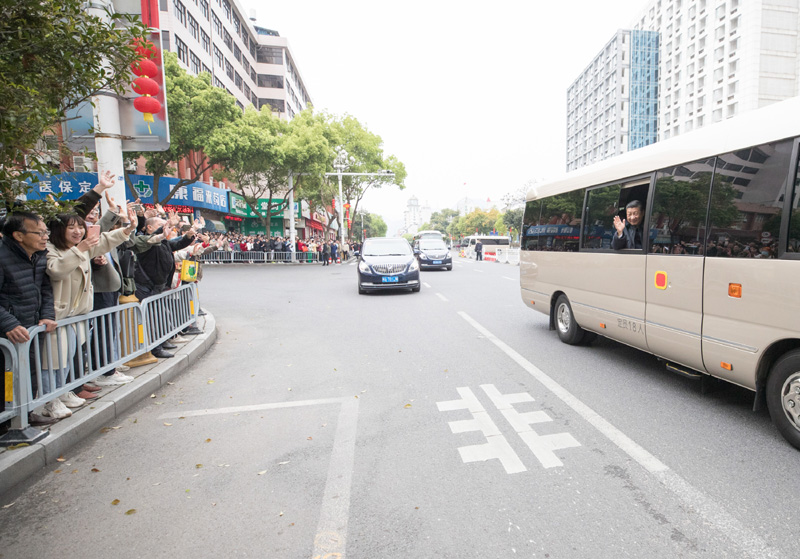 3月22日至25日,中共中央总书记、国家主席、中央军委主席习近平在福建考察。这是23日上午,习近平在三明沙县考察时向群众挥手致意。新华社记者 王晔 摄