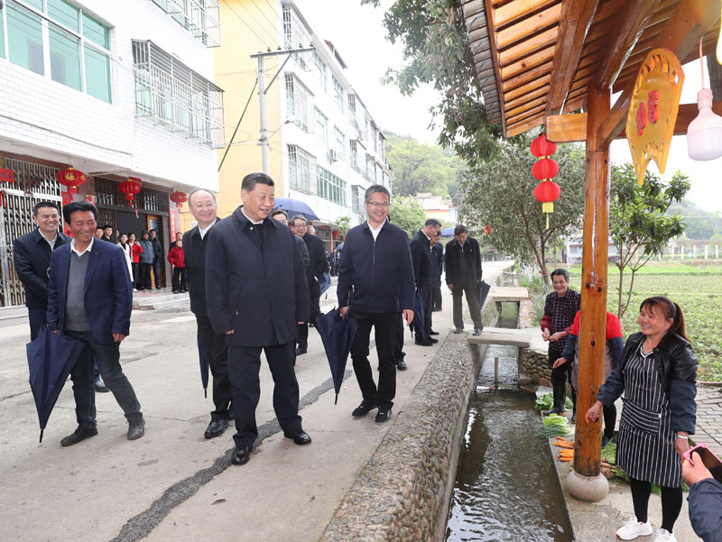 3月22日至25日,中共中央总书记、国家主席、中央军委主席习近平在福建考察。这是23日下午,习近平在三明沙县夏茂镇俞邦村考察时,同村民亲切交流。新华社记者 王晔 摄