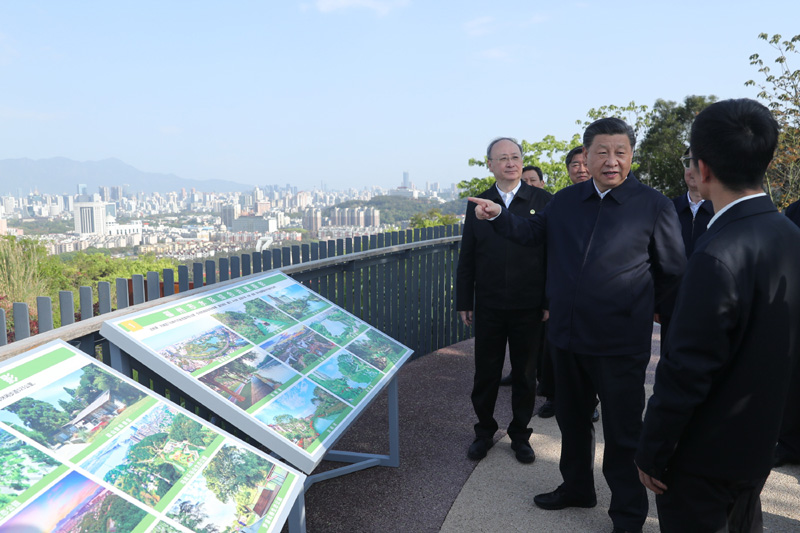 3月22日至25日,中共中央总书记、国家主席、中央军委主席习近平在福建考察。这是24日下午,习近平在福州福山郊野公园观景平台,听取城市生态公园规划建设、城市水系综合治理情况汇报。新华社记者 鞠鹏 摄
