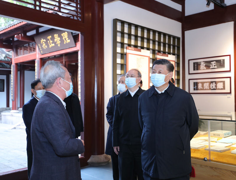 3月22日至25日,中共中央总书记、国家主席、中央军委主席习近平在福建考察。这是22日下午,习近平在南平武夷山朱熹园,了解朱熹生平及理学研究等情况。新华社记者 鞠鹏 摄