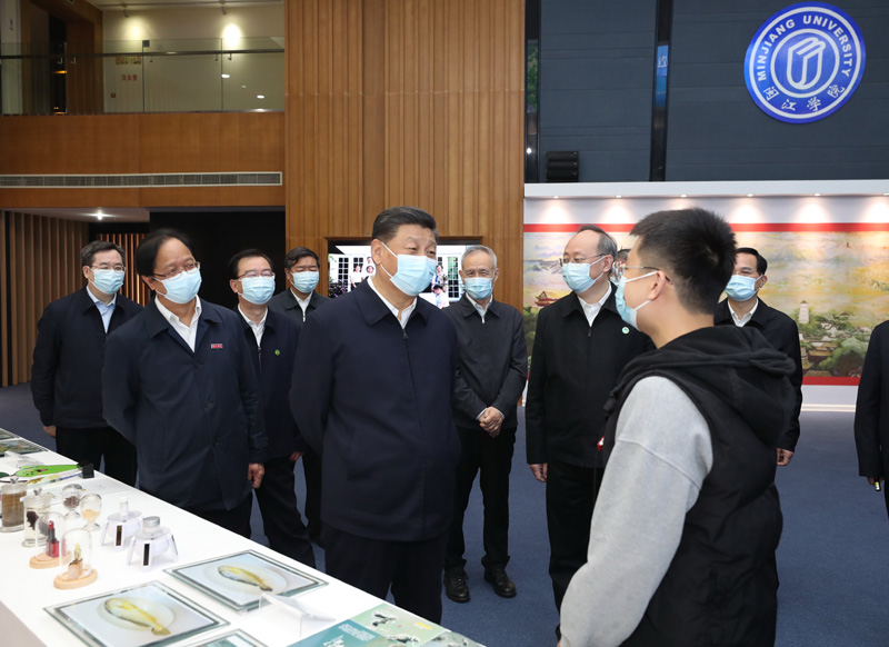 3月22日至25日,中共中央总书记、国家主席、中央军委主席习近平在福建考察。这是25日上午,习近平在福州闽江学院,参观校史和应用型办学成果展示。新华社记者 王晔 摄