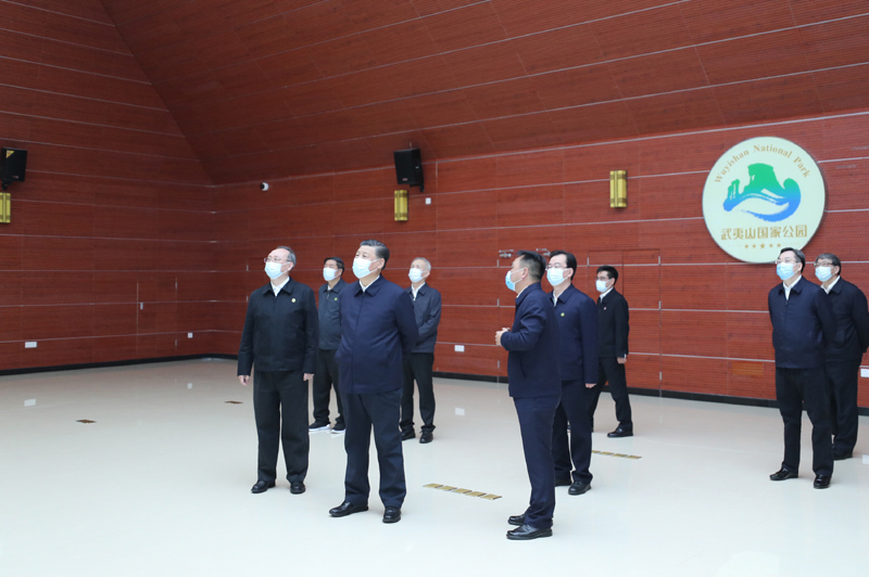 3月22日至25日,中共中央总书记、国家主席、中央军委主席习近平在福建考察。这是22日下午,习近平在南平武夷山国家公园智慧管理中心,察看智慧管理平台运行情况。新华社记者 鞠鹏 摄