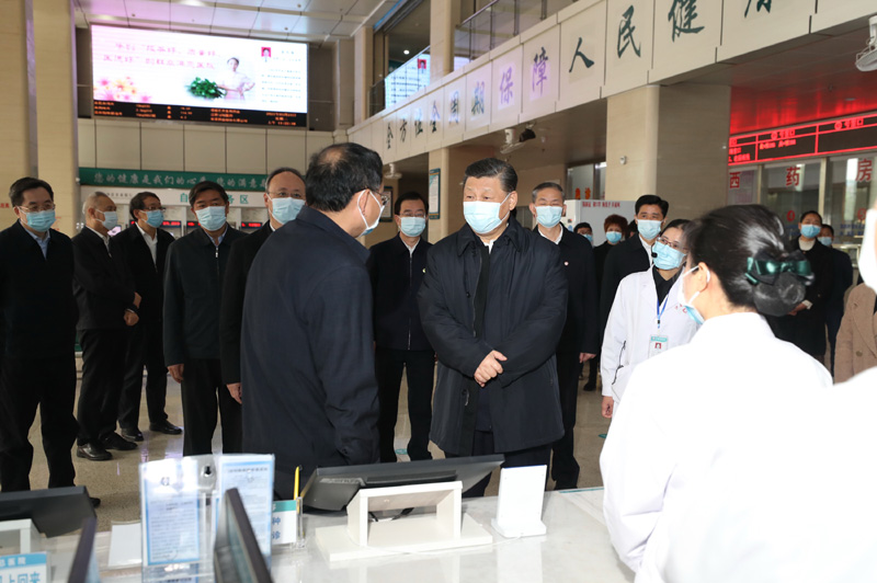 3月22日至25日,中共中央总书记、国家主席、中央军委主席习近平在福建考察。这是23日上午,习近平在三明沙县总医院住院楼一层大厅,听取医改情况介绍。新华社记者 王晔 摄